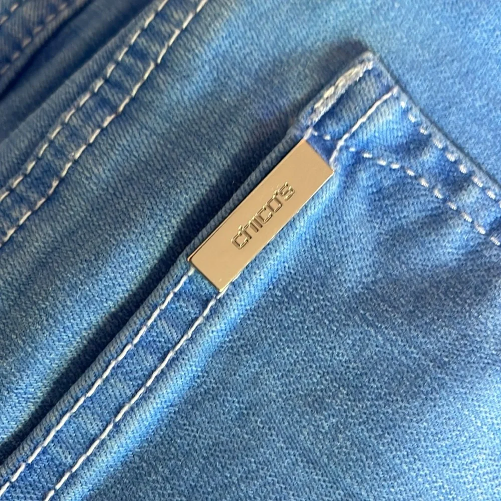 Chico's So Slimming Jeans –‎ Size 2.5  Flattering Tummy Control Denim